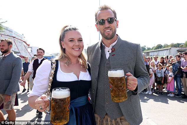 Harry Kane tỏa sáng ở lễ hội Oktoberfest sau khi xô đổ loạt kỷ lục Bundesliga - Ảnh 1.