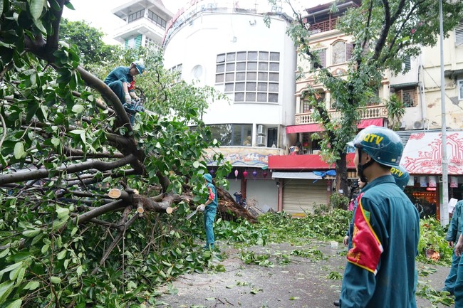 Hà Nội huy động hơn 100 công nhân môi trường dọn dẹp vệ sinh các tuyến phố nội đô - Ảnh 24.