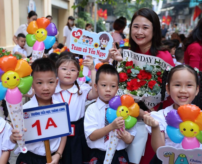 Thủ đô Hà Nội rộn ràng trong ngày "Toàn dân đưa trẻ tới trường" - Ảnh 1.