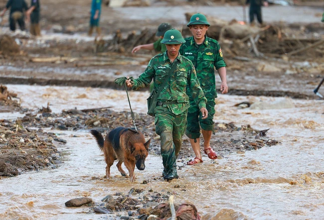 Thủ tướng Phạm Minh Chính thị sát tìm kiếm nạn nhân tại nơi sạt lở kinh hoàng - Làng Nủ, Lào Cai - Ảnh 6.